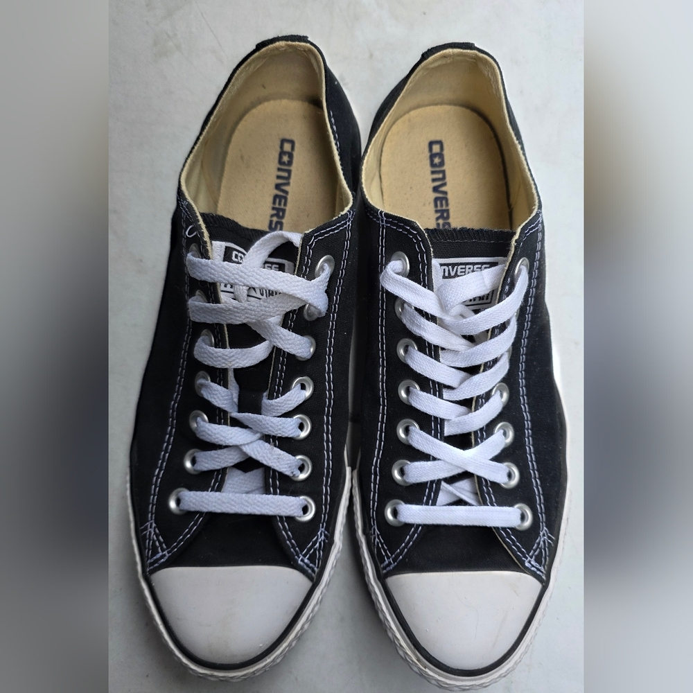 Converse All Stars Low Top Lace Up Sneakers  Black And White  Size 9 Like New